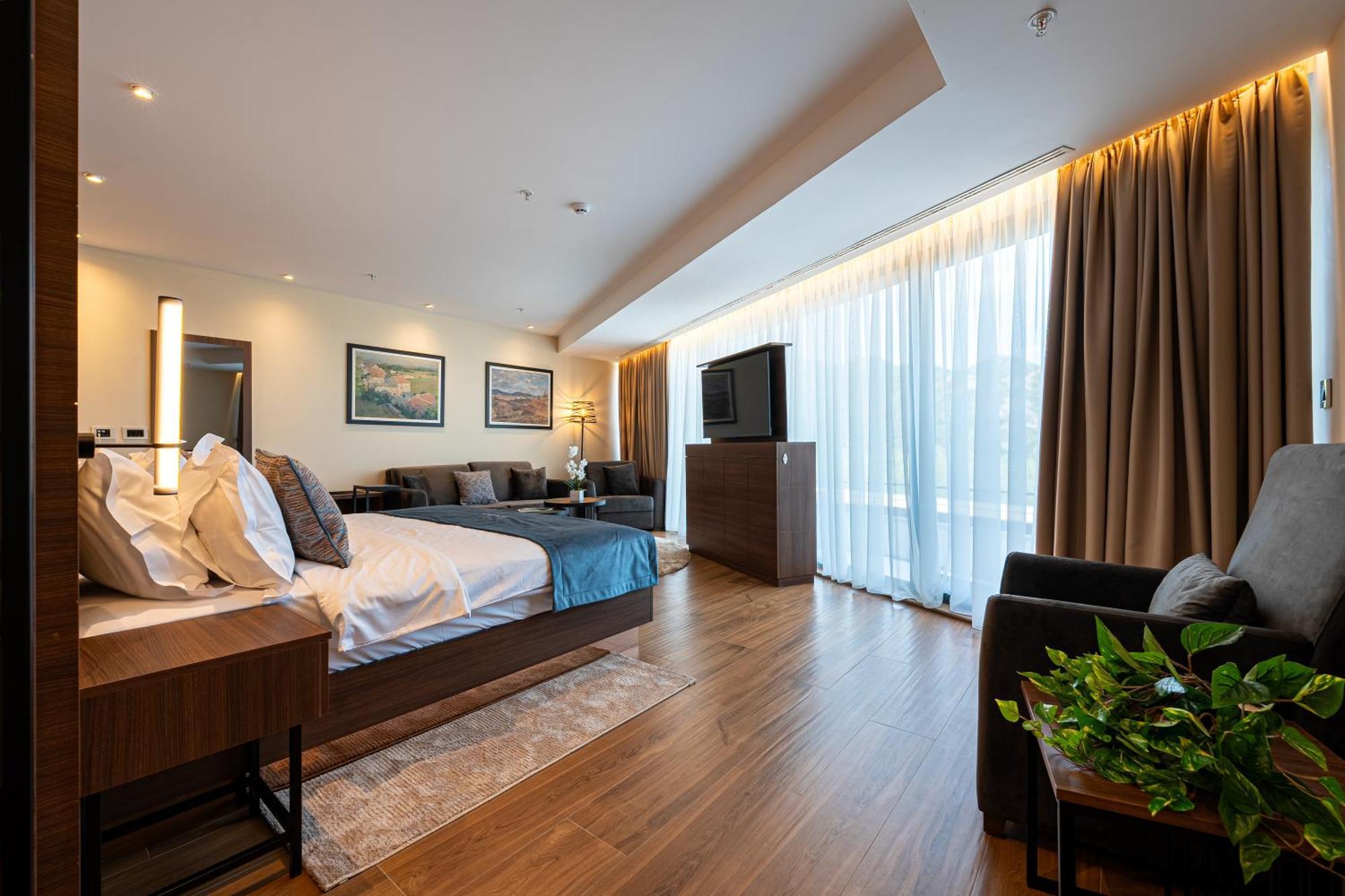 De'andros Hotel 4*
